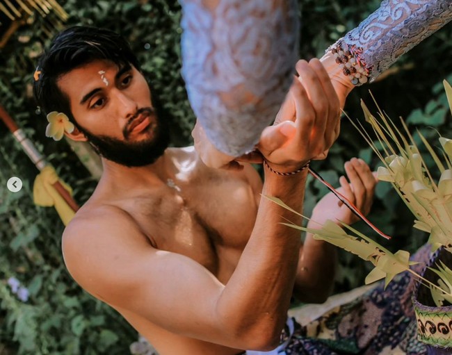 Di salah satu unggahan terbarunya terlihat Sabda Ahessa yang tengah berada di Bali. Penampilannya dengan jenggot yang semakin tebal pun terliuhat manglingi. Foto: Instagram/@sabdaahessa