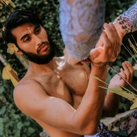 Di salah satu unggahan terbarunya terlihat Sabda Ahessa yang tengah berada di Bali. Penampilannya dengan jenggot yang semakin tebal pun terliuhat manglingi. Foto: Instagram/@sabdaahessa