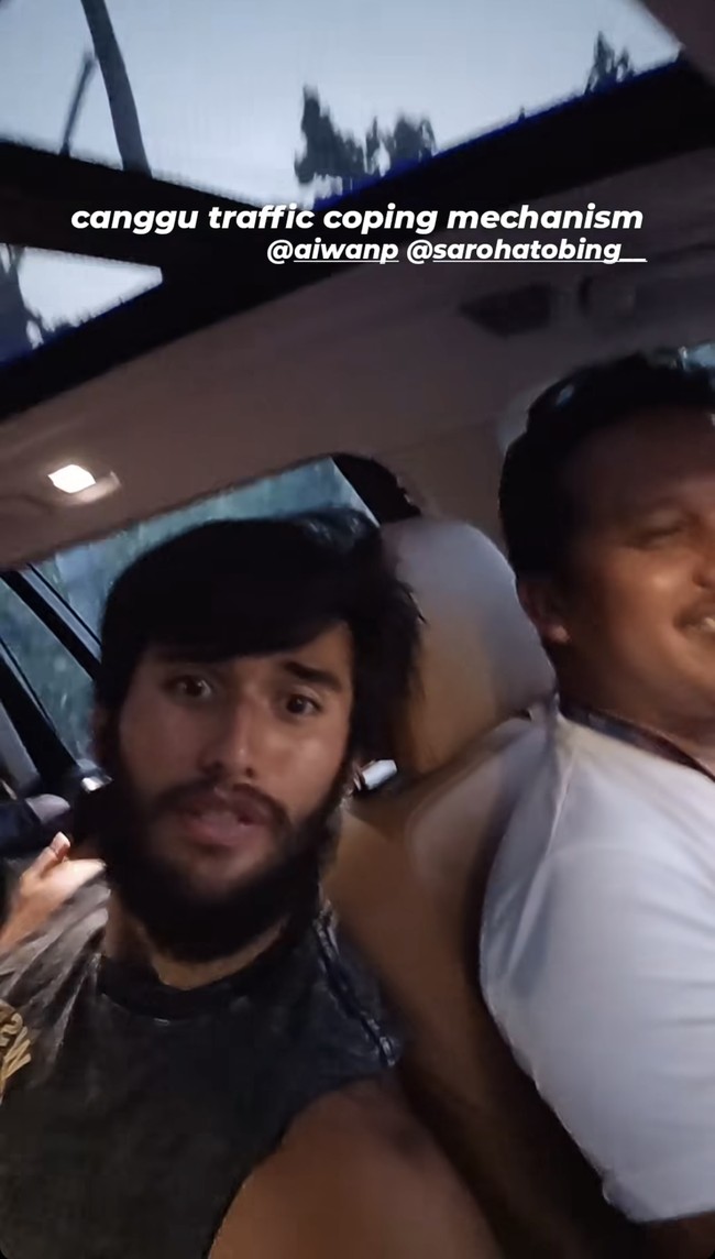 Kisah asmara Sabda Ahessa dan Wulan Guritno sendiri sebelumnya sempat jadi sorotan karena keduanya diketahui memiliki perbedaan usia yang cukup jauh, dimana Wulan 15 tahun lebih tua dari Sabda. Kini setelah diisukan putus dengan Wulaan, penampilan Sabda pun jadi terlihat berbeda. Foto: Instagram/@sabdaahessa