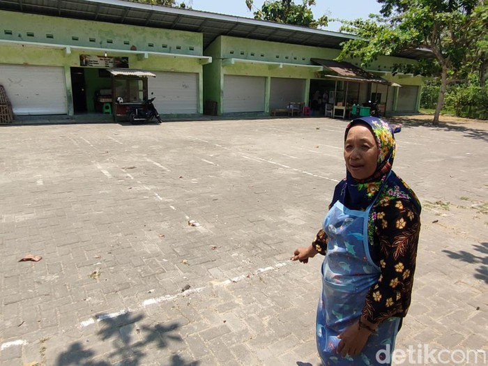Salah satu pedagang, Suprihatin, menunjukkan lokasi ponsel yang meledak di Pasar Hewan Terpadu Pengasih, Kulon Progo, DIY, Kamis (5/10/2023).