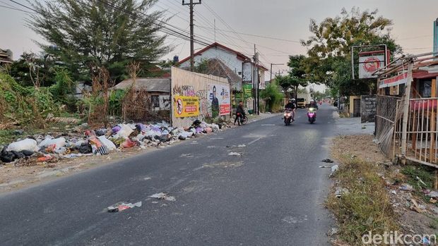 Sampah yang menumpuk di pinggir Jalan Bugisan Selatan, Kalurahan Tirtonirmolo, Kapanewon Kasihan, Kabupaten Bantul, Kamis (5/10/2023).