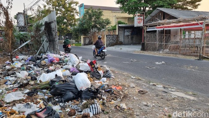 Sampah yang menumpuk di pinggir Jalan Bugisan Selatan, Kalurahan Tirtonirmolo, Kapanewon Kasihan, Kabupaten Bantul, Kamis (5/10/2023).