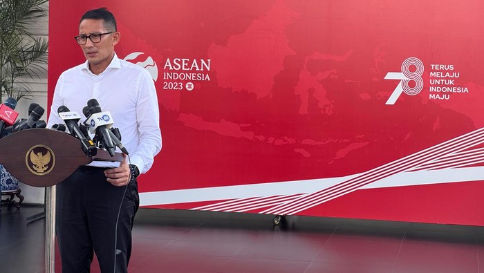 Sandiaga Uno usai mengikuti Rapat Internal dengan Jokowi tentang Perkembangan PSN di Istana Negara, Gambir, Jakarta Pusat pada Kamis (5/10/2023).