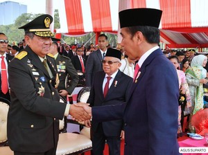 Momen Hangat Jokowi Salami SBY di HUT Ke-78 TNI