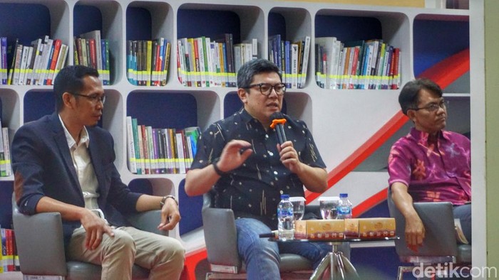 Seminar Nasional dan Bedah Buku Ekonomi Politik Media di Era Digital