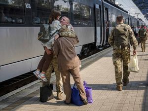 Suasana Kereta Ukraina yang Hubungkan Kyiv dengan Garis Depan Perang