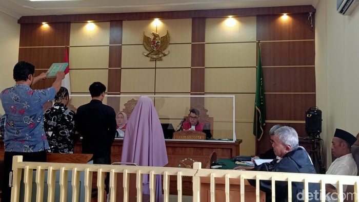 Sidang pada Kamis (5/10/2023) menghadirkan istri muda Mbah Slamet, Suyanti (24). Dalam sidang ini Suyanti ditegur hakim karena berbelit-belit.