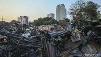 Berdasarkan data BPBD DKI Jakarta sebanyak 124 rumah semipermanen dan lapak barang bekas ludes terbakar.