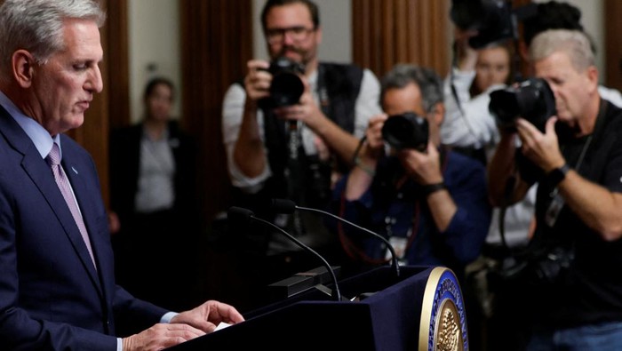 Former Speaker of the House Kevin McCarthy (R-CA) speaks to reporters after he was ousted from the position of Speaker by a vote of the House of Representatives at the U.S. Capitol in Washington, U.S. October 3, 2023. REUTERS/Jonathan Ernst