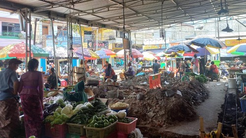 Suasana lokasi pembangunan gerai pasar rakyat atau gerai inflasi di Pasar Anyar Singaraja, Kamis (5/10/2023). (Made Wijaya Kusuma)