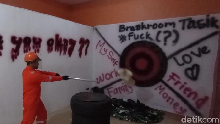Suasana ruang khusus untuk melepaskan amarah atau stres di Breakroom Tasikmalaya.