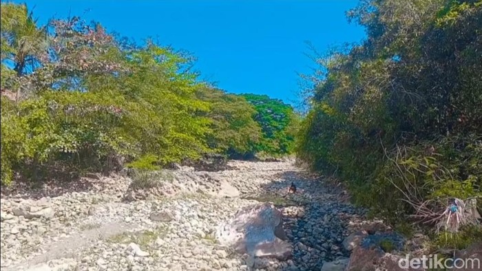 Sungai Mata Allo Enrekang kekeringan imbas musim kemarau panjang.