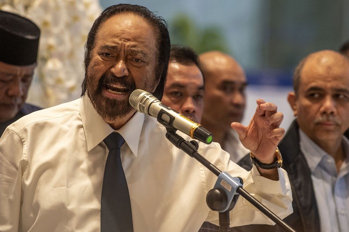 Ketua Umum Partai Nasdem Surya Paloh (tengah) didampingi jajaran pengurus partai memberikan keterangan pers di Kantor DPP Partai NasDem, Jakarta, Kamis (5/10/2023). Dalam keterangan persnya, Surya Paloh memerintahkan Syahrul Yasin Limpo untuk menghadap Presiden Joko Widodo dan menyerahkan surat pengunduran diri sebagai Menteri Pertanian serta mengikuti proses hukum. ANTARA FOTO/Galih Pradipta/YU