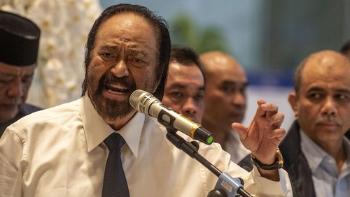 Ketua Umum Partai Nasdem Surya Paloh (tengah) didampingi jajaran pengurus partai memberikan keterangan pers di Kantor DPP Partai NasDem, Jakarta, Kamis (5/10/2023). Dalam keterangan persnya, Surya Paloh memerintahkan Syahrul Yasin Limpo untuk menghadap Presiden Joko Widodo dan menyerahkan surat pengunduran diri sebagai Menteri Pertanian serta mengikuti proses hukum. ANTARA FOTO/Galih Pradipta/YU