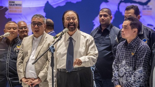 Ketua Umum Partai Nasdem Surya Paloh (tengah) didampingi jajaran pengurus partai memberikan keterangan pers di Kantor DPP Partai NasDem, Jakarta, Kamis (5/10/2023). Dalam keterangan persnya, Surya Paloh memerintahkan Syahrul Yasin Limpo untuk menghadap Presiden Joko Widodo dan menyerahkan surat pengunduran diri sebagai Menteri Pertanian serta mengikuti proses hukum. ANTARA FOTO/Galih Pradipta/YU