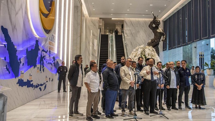 Ketua Umum Partai Nasdem Surya Paloh (tengah) didampingi jajaran pengurus partai memberikan keterangan pers di Kantor DPP Partai NasDem, Jakarta, Kamis (5/10/2023). Dalam keterangan persnya, Surya Paloh memerintahkan Syahrul Yasin Limpo untuk menghadap Presiden Joko Widodo dan menyerahkan surat pengunduran diri sebagai Menteri Pertanian serta mengikuti proses hukum. ANTARA FOTO/Galih Pradipta/YU