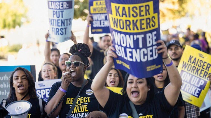 Healthcare workers strike in front of Kaiser Permanente Los Angeles Medical Center, as more than 75,000 Kaiser Permanente healthcare workers go on strike from October 4 to 7 across the United States, in Los Angeles, California, U.S. October 4, 2023. © Aude Guerrucci, Reuters