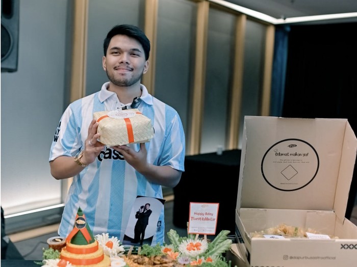 Thariq Halilintar, salah satu pelanggan Dapur Bu Sastro.