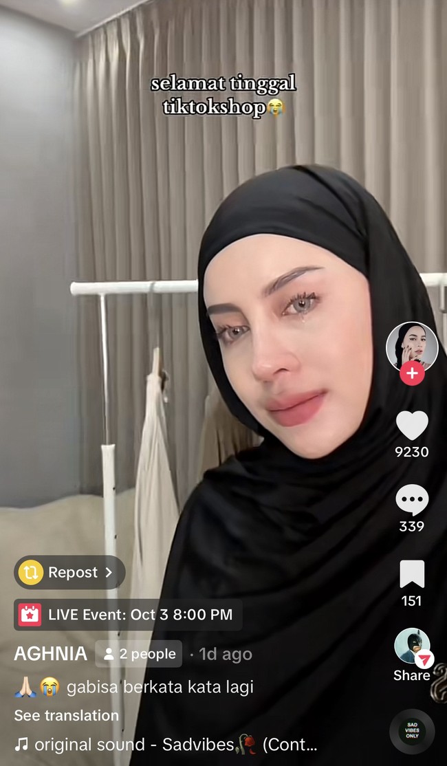 Selebgram Aghnia Punjabi juga tak kalah sedih karena harus berpamitan dengan TikTok Shop. Bahkan dirinya sampai meneteskan air mata ketika berpamitan sambil memperlihatkan pakaian-pakaian yang biasanya ia jual di TikTok Shop. Foto: Tiktok/AGHNIA