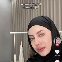 Selebgram Aghnia Punjabi juga tak kalah sedih karena harus berpamitan dengan TikTok Shop. Bahkan dirinya sampai meneteskan air mata ketika berpamitan sambil memperlihatkan pakaian-pakaian yang biasanya ia jual di TikTok Shop. Foto: Tiktok/AGHNIA