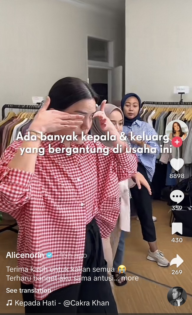 Artis lainnya yang juga diketahui kerap berjualan di platform TikTok Shop ialah Alice Norin. Berpamitan bersama para karyawannya, terlihat Alice Norin yang begitu sedih sampai menangis. Tak hanya Alice, para karyawannya pun ikut bersedih sampai menangis. Foto: Tiktok/Alicenorin