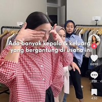 Artis lainnya yang juga diketahui kerap berjualan di platform TikTok Shop ialah Alice Norin. Berpamitan bersama para karyawannya, terlihat Alice Norin yang begitu sedih sampai menangis. Tak hanya Alice, para karyawannya pun ikut bersedih sampai menangis. Foto: Tiktok/Alicenorin