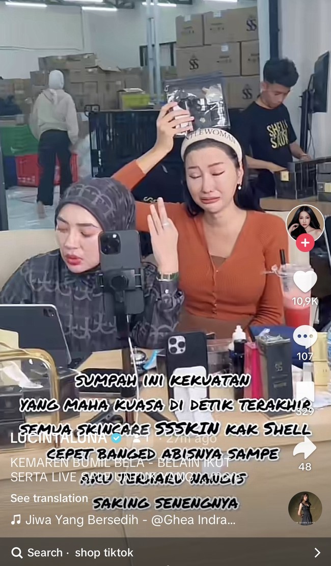 Lucinta Luna memperlihatkan kesedihannya saat sedang ikut membantu live jualan salah satu kerabatnya. Walaupun dirinya tak pernah berjualan sendiri, namun Lucinta tampak begitu sedih sampai menangis. Foto: Tiktok/LUCINTALUNA