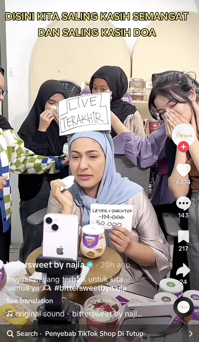 Di live terakhir jualannya, Najla Bisyir, pemilik Bittersweet by Najla, juga tampak memperlihatkan kesedihannya karena TikTok Shop ditutup. Ia tampak menangis bersama para karyawannya. Tak hanya itu saja, di detik-detik terakhir Najla juga memberikan banyak diskon untuk makanan yang dijualnya. Foto: Tiktok/bittersweet by najla