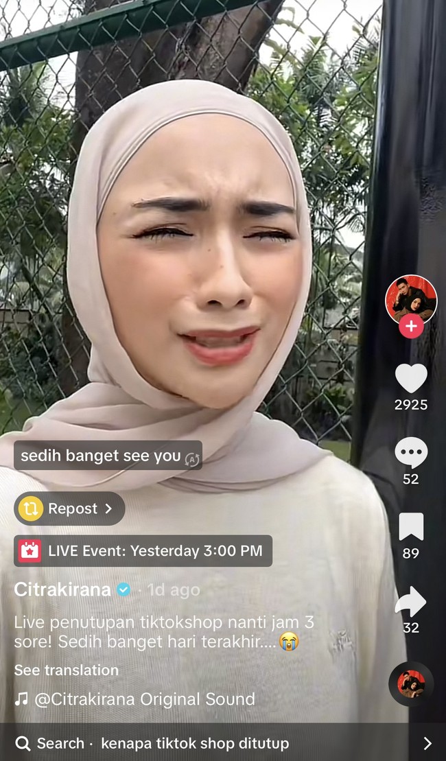 Kerap berjualan di TikTok Shop, artis cantik Citra Kirana mengaku merasa sedih dengan penutupan platform jualan tersebut. Melalui salah satu unggahan di video TikTok miliknya Citra mengungkapkan kesedihannya itu. “Sebenarnya sedih banget deh bikin video ini. Karena mulai hari ini TikTok Shop resmi ditutup. Padahal aku baru banget memulai bisnis aku di ranah daily wear,” terang wanita yang akrab disapa Ciki itu. Foto: Tiktok/Citrakirana