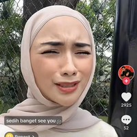 Kerap berjualan di TikTok Shop, artis cantik Citra Kirana mengaku merasa sedih dengan penutupan platform jualan tersebut. Melalui salah satu unggahan di video TikTok miliknya Citra mengungkapkan kesedihannya itu. “Sebenarnya sedih banget deh bikin video ini. Karena mulai hari ini TikTok Shop resmi ditutup. Padahal aku baru banget memulai bisnis aku di ranah daily wear,” terang wanita yang akrab disapa Ciki itu. Foto: Tiktok/Citrakirana