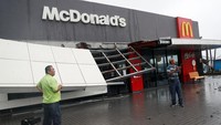 Tak hanya Starbucks, gerai McD juga menjadi korban terjangan Topan Koinu.