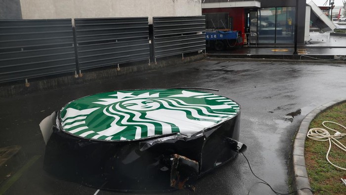 Topan Koinu Bikin McD hingga Starbucks di Taiwan Runtuh Topan Koinu Bikin McD hingga Starbucks di Taiwan Runtuh