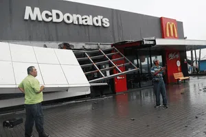 Topan Koinu Bikin McD hingga Starbucks di Taiwan Runtuh