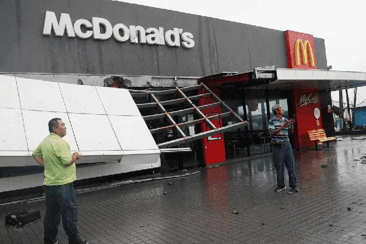 Topan Koinu Bikin McD hingga Starbucks di Taiwan Runtuh