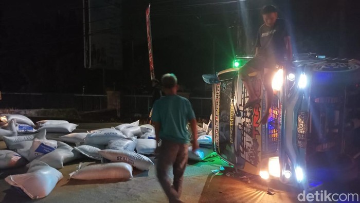 Truk muatan pakan ayam mengalami kecelakaan lalu lintas di jalan Klaten- Boyolali di Desa Sorogaten, Kecamatan Tulung, Klaten, Rabu (4/10/2023).
