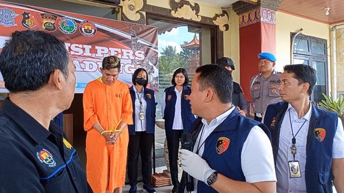 Tukang pijat refleksi, Soni (baju tahanan), yang memerkosa seorang perempuan MPP dihadirkan saat rilis kasus tersebut di Polres Badung, Kamis (5/10/2023).