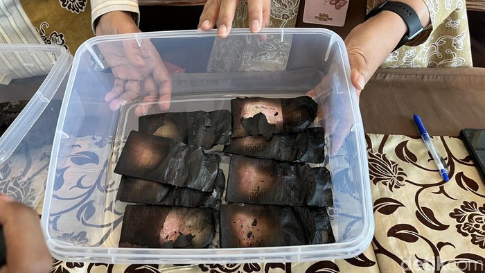 Wujud uang milik Soud binti Abdul Kodir Al Jufri yang dilalap si jago merah di Kampung Joyosudiran, Kamis (5/10/2023).
