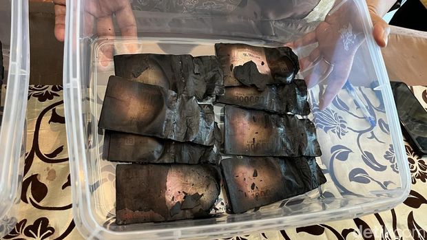 Wujud uang milik Soud binti Abdul Kodir Al Jufri yang dilalap si jago merah di Kampung Joyosudiran, Kamis (5/10/2023).