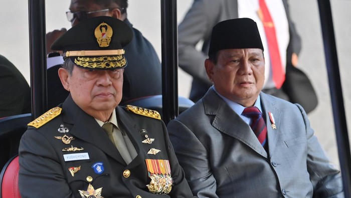 Presiden RI ke-6 Susilo Bambang Yudhoyono (kiri) bersama Menhan Prabowo menghadiri upacara HUT ke-78 TNI di Lapangan Silang Monumen Nasional (Monas), Gambir, Jakarta, Kamis (5/10/2023). HUT ke-78 TNI mengangkat tema TNI Patriot NKRI: Pengawal Demokrasi untuk Indonesia Maju. ANTARA FOTO/Akbar Nugroho Gumay/wpa/tom.