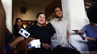 Puan dan Kaesang melempar senyuman di sela-sela jumpa pers usai pertemuan di salah satu kafe di wilayah Menteng, Jakarta, Kamis (5/10/2023).  