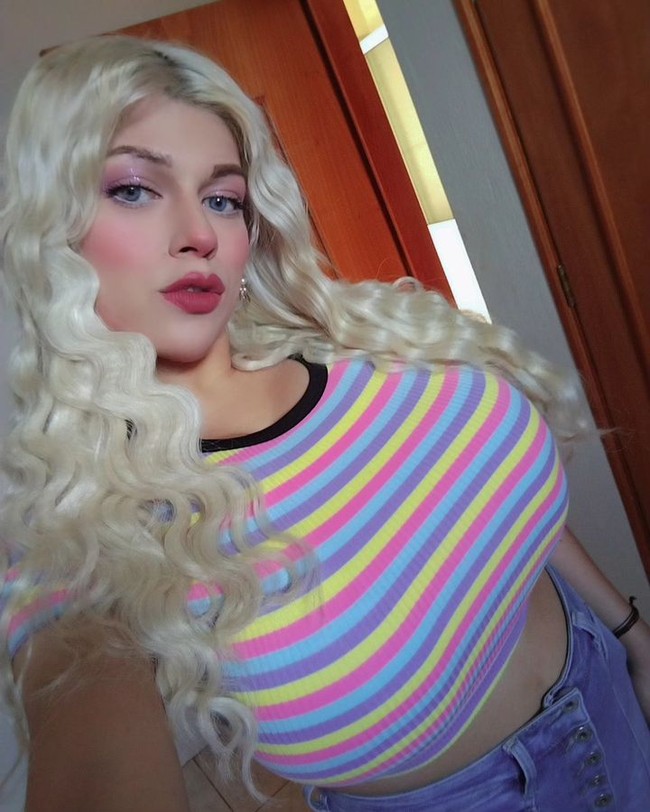 Ia sendiri dipanggil sebagai Barbie Supermarket karena punya rambut pirang dan warna mata biru juga bentuk fisiknya yang menawan. Foto: Instagram Valeria Rose