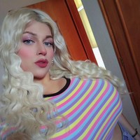 Ia sendiri dipanggil sebagai Barbie Supermarket karena punya rambut pirang dan warna mata biru juga bentuk fisiknya yang menawan. Foto: Instagram Valeria Rose