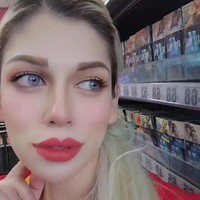 Wanita bernama Valeria Rose viral karena pesonanya. Valeria sering mengunggah gayanya ketika bekerja sebagai kasir yang bikin netizen dan pelanggan terpana. Foto: Instagram Valeria Rose