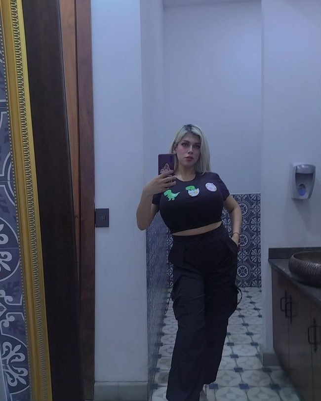 Di kolom komentar banyak orang memuji kecantikannya. Aku ingin menjadi Ken bagimu, Aku jadi ingin bekerja di OXXO, Kamu banyak follower karena mirip Barbie, Foto: Instagram Valeria Rose