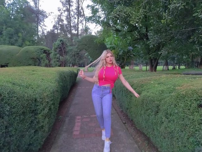 Tak hanya sebagai kasir, ia ternyata juga bekerja seorang penyanyi dan pencipta lagu bahkan model. Tampaknya pekerjaan di supermarket hanya dilakukan sementara karena Valerie menulis bahwa ia juga berkarier di bidang teknis keperawatan. Foto: Instagram Valeria Rose