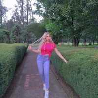 Tak hanya sebagai kasir, ia ternyata juga bekerja seorang penyanyi dan pencipta lagu bahkan model. Tampaknya pekerjaan di supermarket hanya dilakukan sementara karena Valerie menulis bahwa ia juga berkarier di bidang teknis keperawatan. Foto: Instagram Valeria Rose