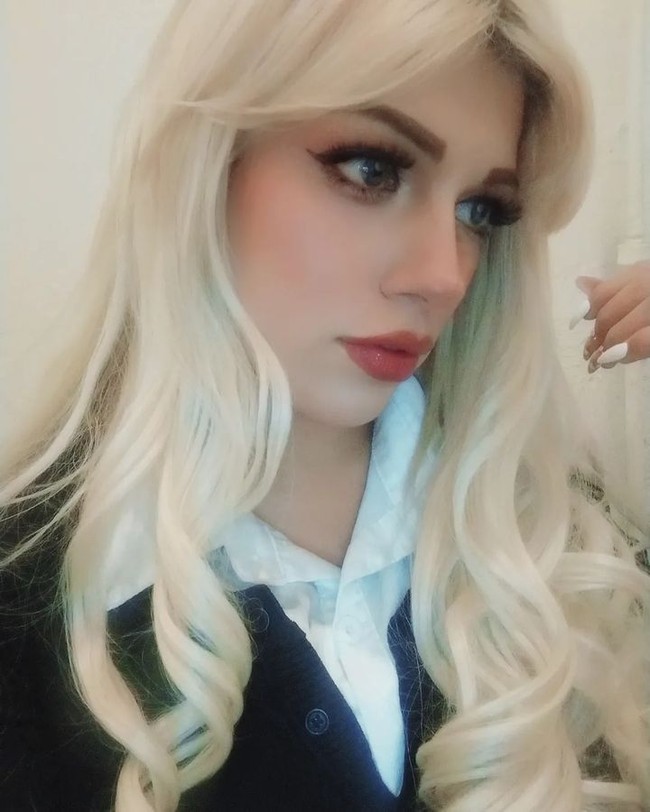 Valerie juga sering memperlihatkan perbedaan penampilan di luar pekerjaan. Ketika bebas bergaya, ia sering mengenakan busana-busana berwarna cerah sehingga makin mirip Barbie. Foto: Instagram Valeria Rose