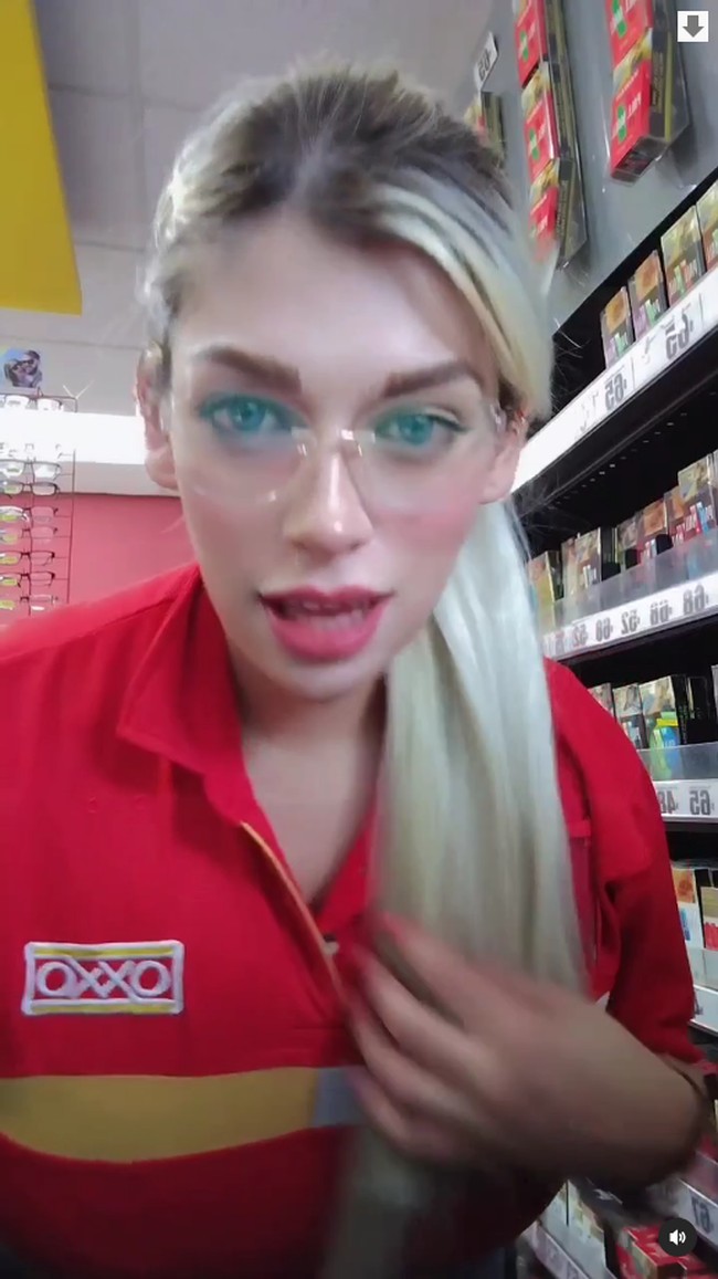 8 Foto Kasir Viral yang Dijuluki Barbie Supermarket, Bikin Pelanggan