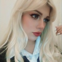 Valerie juga sering memperlihatkan perbedaan penampilan di luar pekerjaan. Ketika bebas bergaya, ia sering mengenakan busana-busana berwarna cerah sehingga makin mirip Barbie. Foto: Instagram Valeria Rose