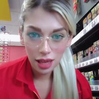 Di TikTok dan Instagram, Valeria Rose kerap menampilkan kesehariannya bekerja di supermarket OXXO, Meksiko. Valeria menarik perhatian netizen karena penampilannya yang cantik dan seksi. Foto: Instagram Valeria Rose